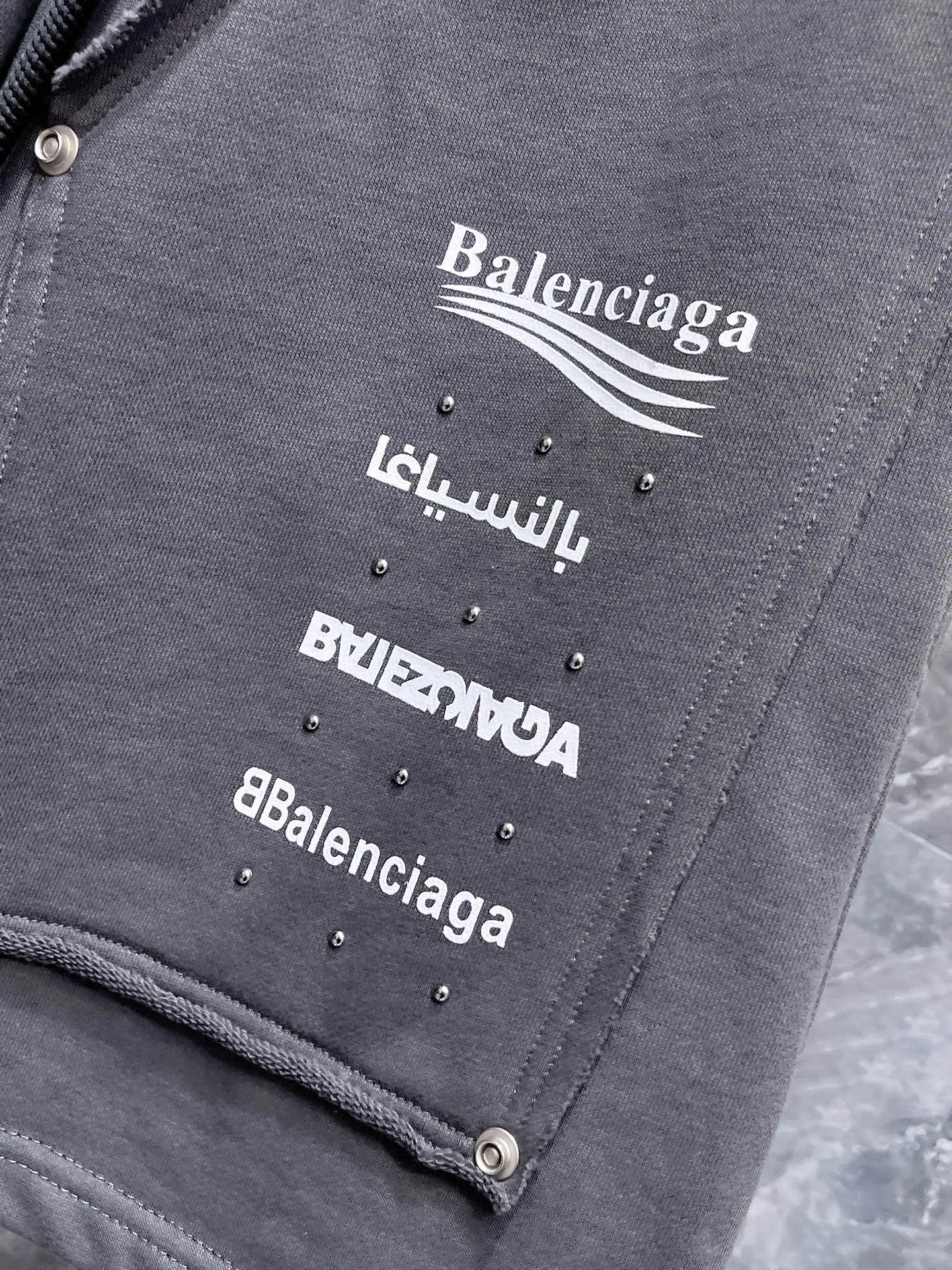Balenciaga's three-standard complete 2026 summer New Arrival men's casual shorts, advanced custom-made Breathable fabric, Breathable fabric, extremely stretchy and comfortable, impeccable details, top-grade accessories, original logo design concept, delicate and soft feel! The upper body fit is awesome! Size: M-XXXL Please state your height and weight when ordering